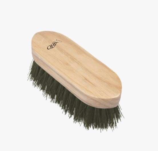 Medium wooden brush with medium and thick green bristles - QHP