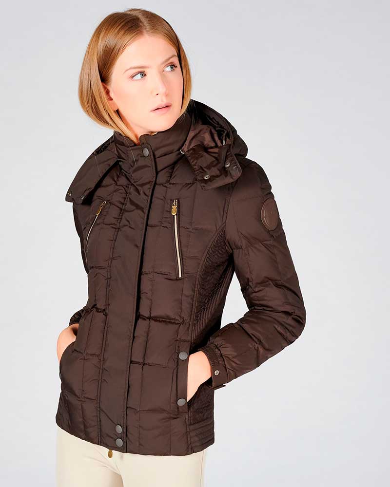 Manteau matelassé marron foncé à col haut et capuche pour femme modèle La Thuille - Vestrum