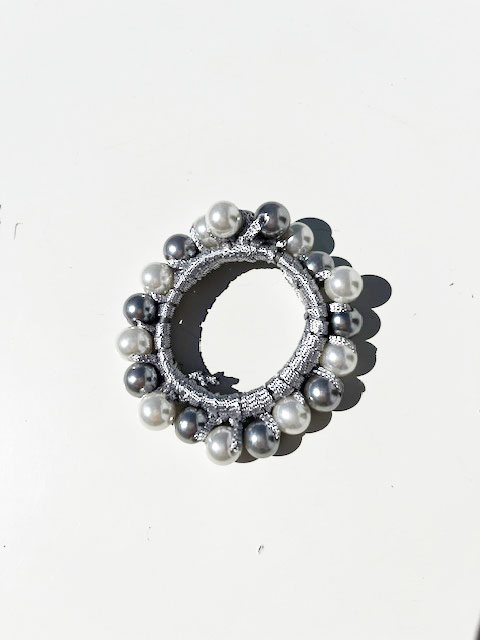 Hair tie with grey elastic and pearl-like beads for competition - Waldhausen
