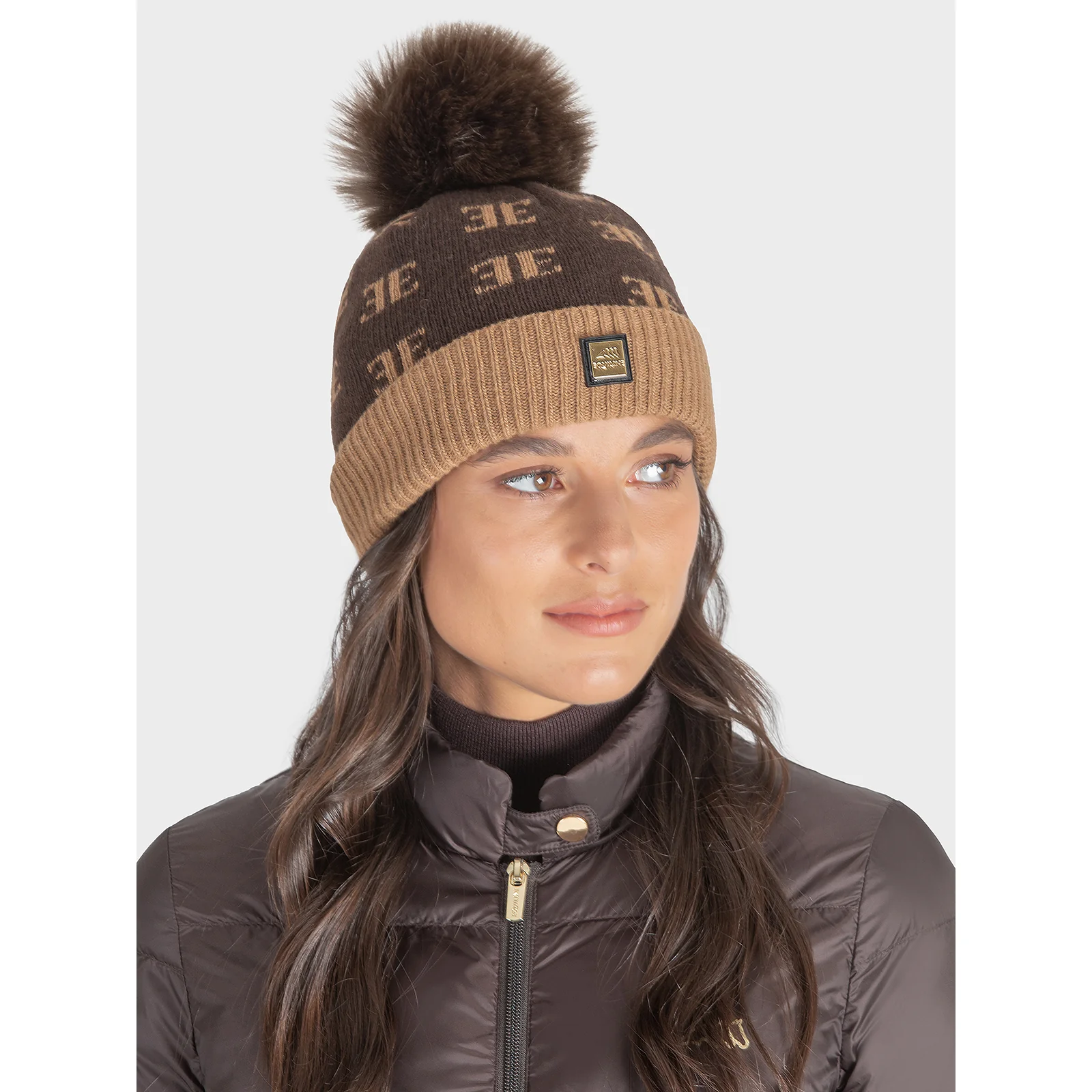 Gorro de punto marrón con pompón e interior polar Egife - Equiline
