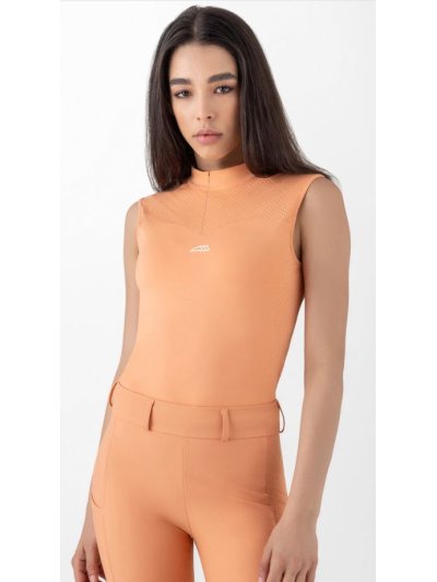 Polo de entrenamiento sin mangas color coral (Shell Coral) con detalles de microperforaciones -Crevec-Equiline