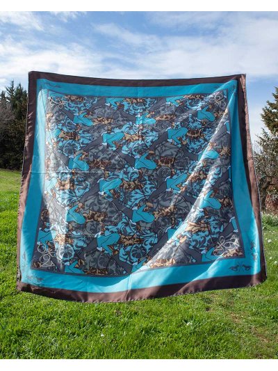 Foulard au toucher soyeux de 90x90cm avec motifs équestres en bleu, bleu marine, beige et marron modèle Annan - HV Polo