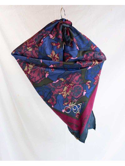 Foulard au toucher soyeux de 90x90cm avec motifs équestres en rose, bleu marine, beige et noir modèle Annan - HV Polo