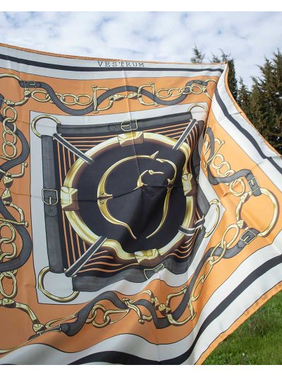 Foulard en soie avec imprimé de bridas e ilustraciones d'équitation modèle Shangai - Vestrum - imagen 2