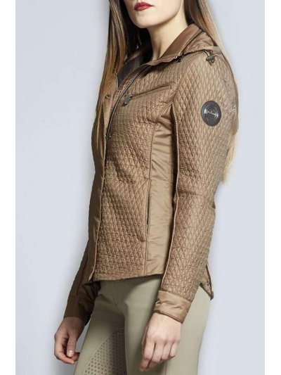 Veste courte matelassée marron clair avec capuche et col haut pour femme modèle Motril - Vestrum