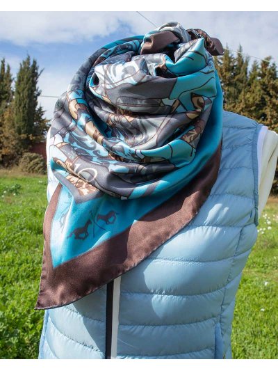Foulard au toucher soyeux de 90x90cm avec motifs équestres en bleu, bleu marine, beige et marron modèle Annan - HV Polo - imagen 4