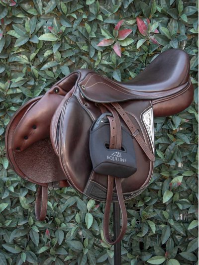 Fundas de estribos en neopreno negro con el logotipo en blanco - Equiline - imagen 2