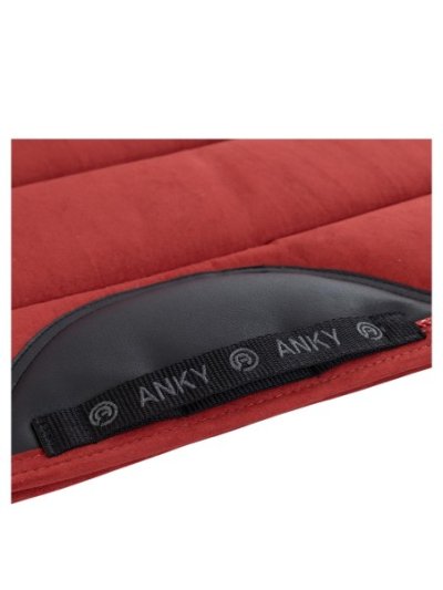 Red (Dark Scarlet) dressage saddle pad with anti-slip at the withers and reinforced girth strap area for horse - Anky - imagen 4