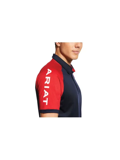 Polo azul marino y rojo de manga corta con el logo blanco en la parte superior derecha delantera para hombre modelo Team - Ariat - imagen 2