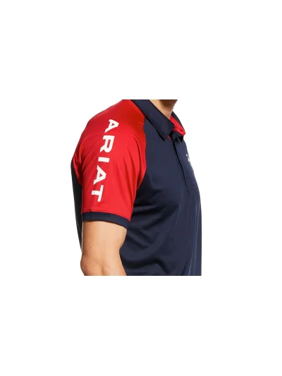 Polo azul marino y rojo de manga corta con el logo blanco en la parte superior derecha delantera para hombre modelo Team - Ariat - imagen 3