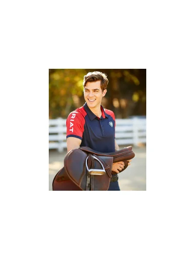 Polo azul marino y rojo de manga corta con el logo blanco en la parte superior derecha delantera para hombre modelo Team - Ariat - imagen 4