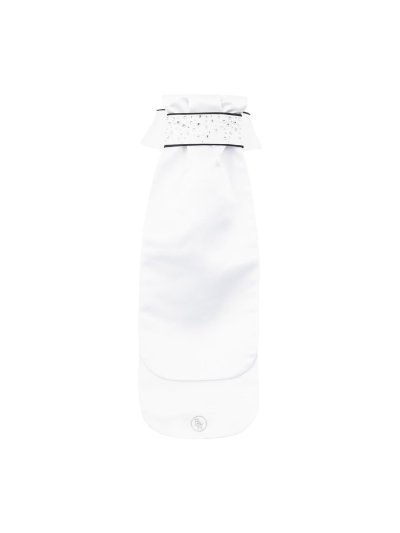 Plastrón de mujer blanco con pedreria y un ribete en contraste negro con el logotipo plateado bordado Leon - BR