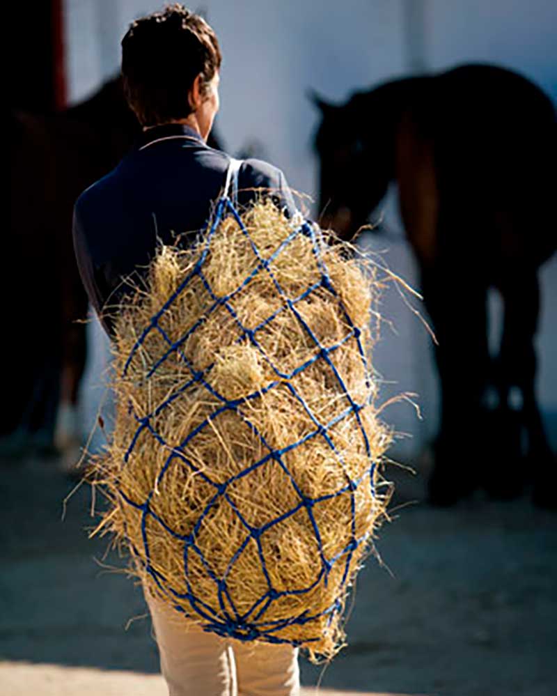 Navy blue nylon hay net with medium holes - Hispano Hípica