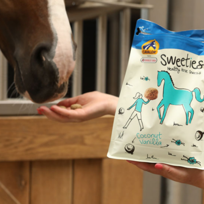 Golosinas saludables para caballos con sabor a vainilla y coco con vitaminas A,D,E-Sweeties 750g-Cavalor - Imagen 3