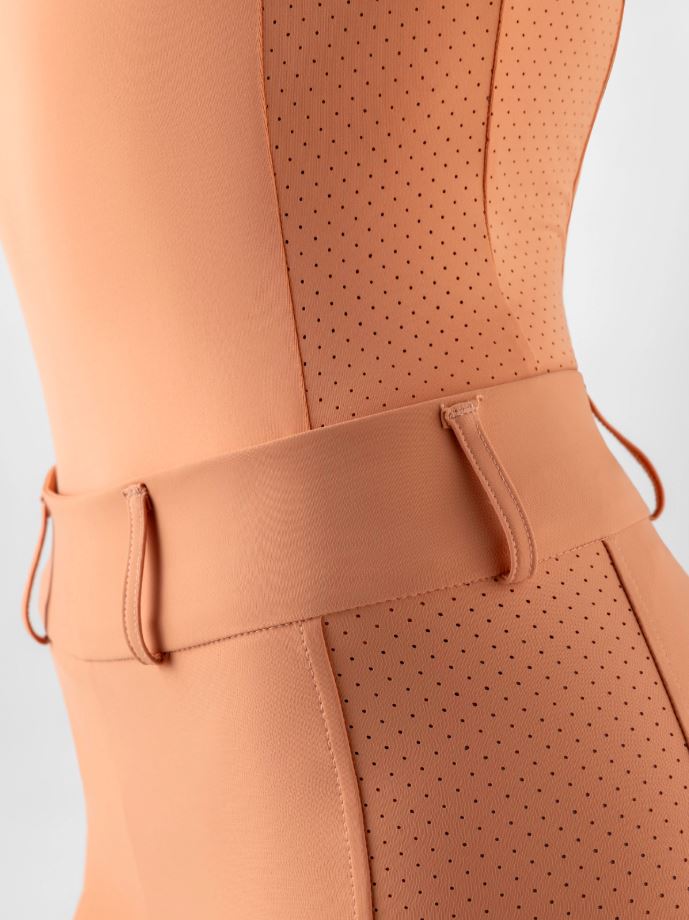 Polo de entrenamiento sin mangas color coral (Shell Coral) con detalles de microperforaciones -Crevec-Equiline - Imagen 4